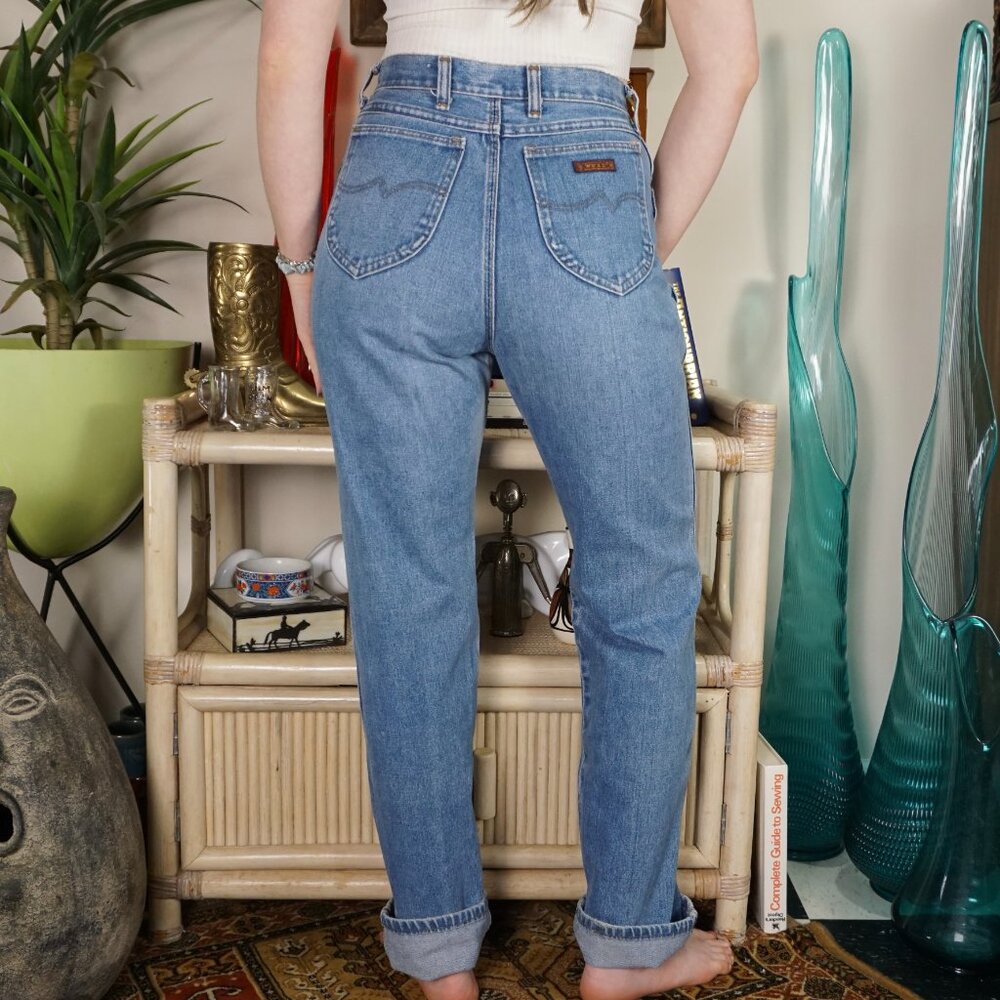Vintage Wrangler high rise straight leg distressed jeans